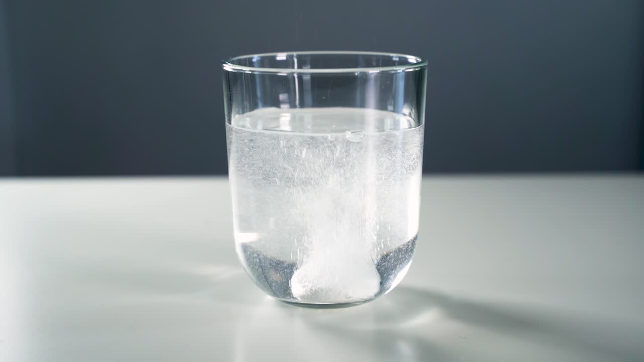 발포성 타블렛이 물 한 잔에 떨어졌습니다 4k