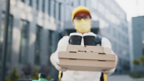 entrega de alimentos en la ciudad