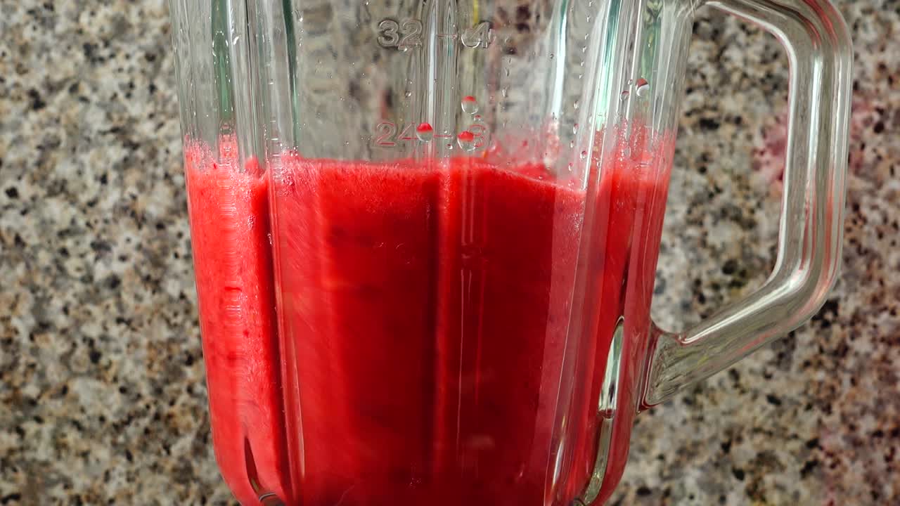 Preparazione del frullato nel frullatore