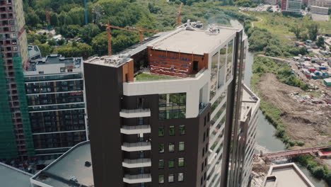 edificio de gran altura en construcción con jardín en la azotea y patio