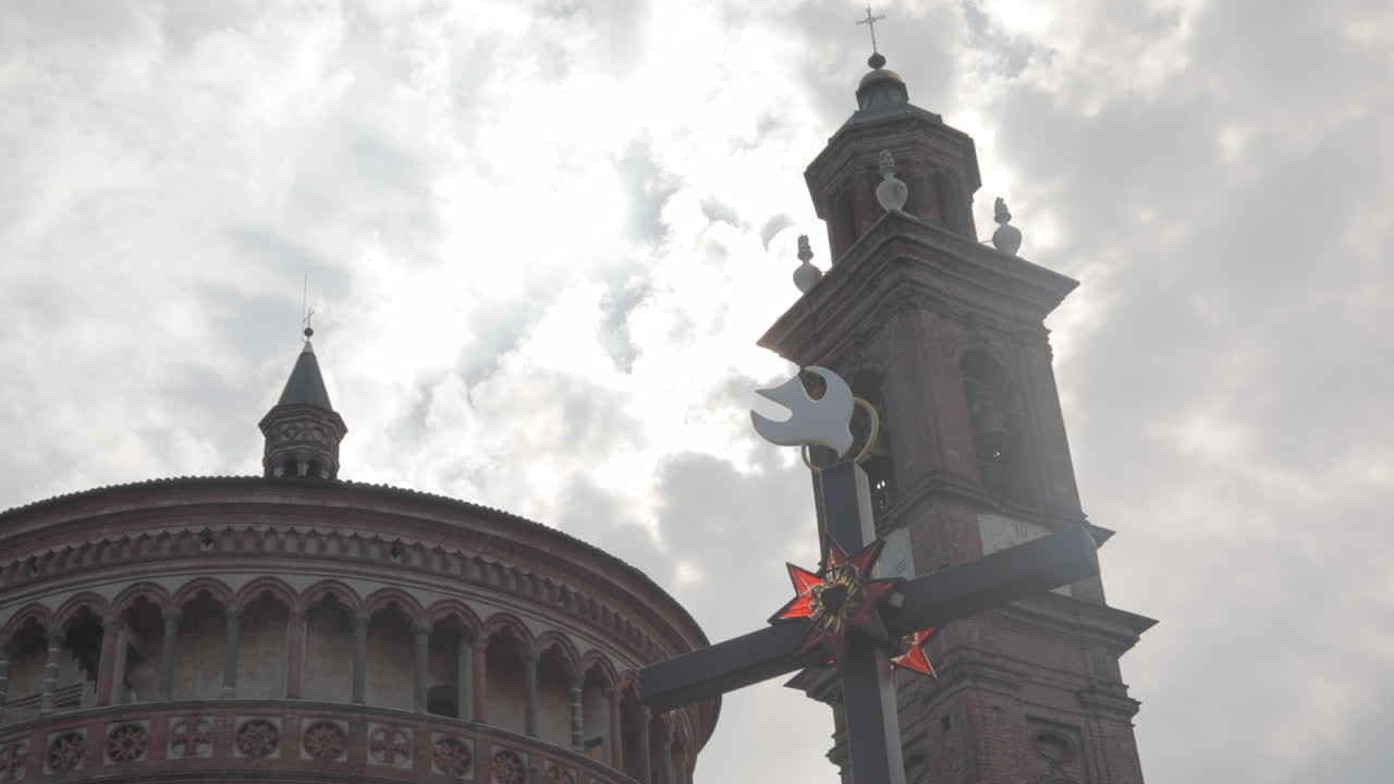 크레마 이탈리아의 도시, 산타 마리아 델라 크로체의 성소에서 사도직의 이 십자가는 사랑과 기쁨으로 바라보고 묵상하기를 기다립니다.