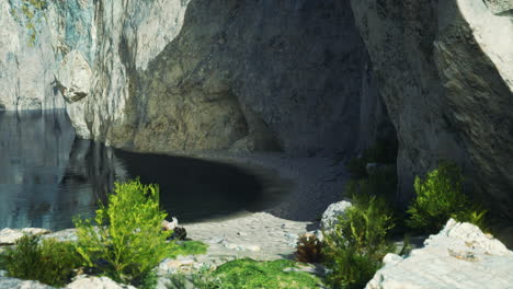 entrada a la cueva por un lago