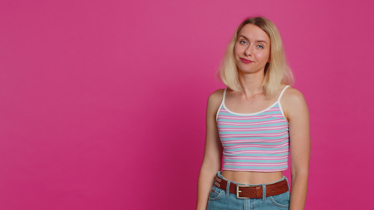 mujer levantando las manos preguntando qué por qué razón del fracaso demostrando incredulidad irritación por los problemas