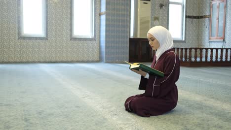 Muslim-Woman-Reciting