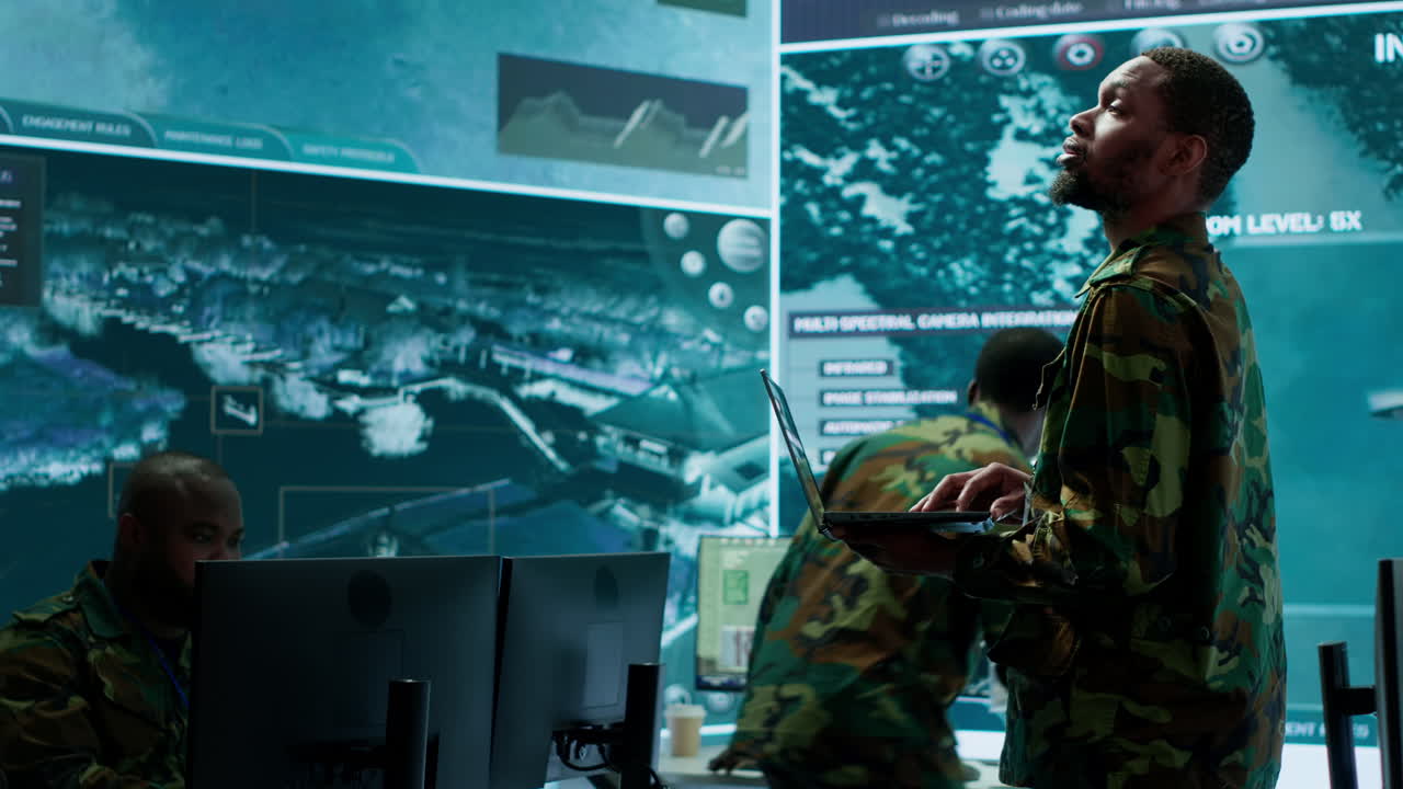 oficiales militares trabajan en una base de torre de control del ejército de alta tecnología