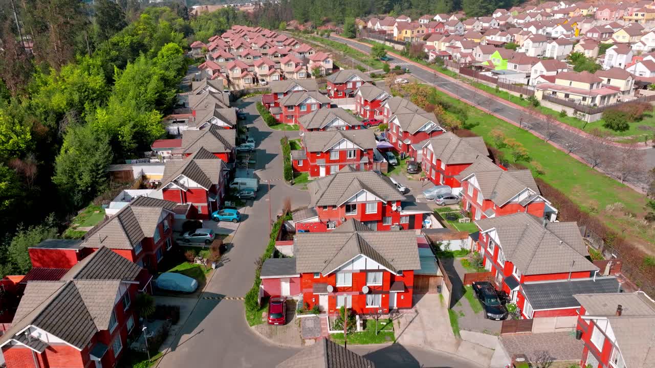 Luftfoto med indgående kamerakørsel af et boligkompleks med ensartede huse