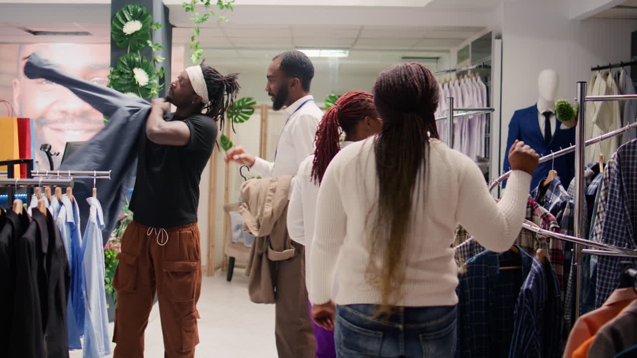 옷을 추천하는 남자