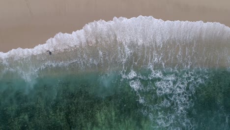 Drohne-Luftwellen-Krachende-Aufnahmen-Weißer-Sandstrand-Und-Blaues-Wasser