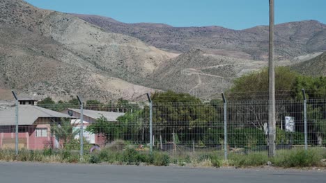 位於智利科金博地區埃爾基山谷安第斯山麓的道路沿線典型的村莊房屋