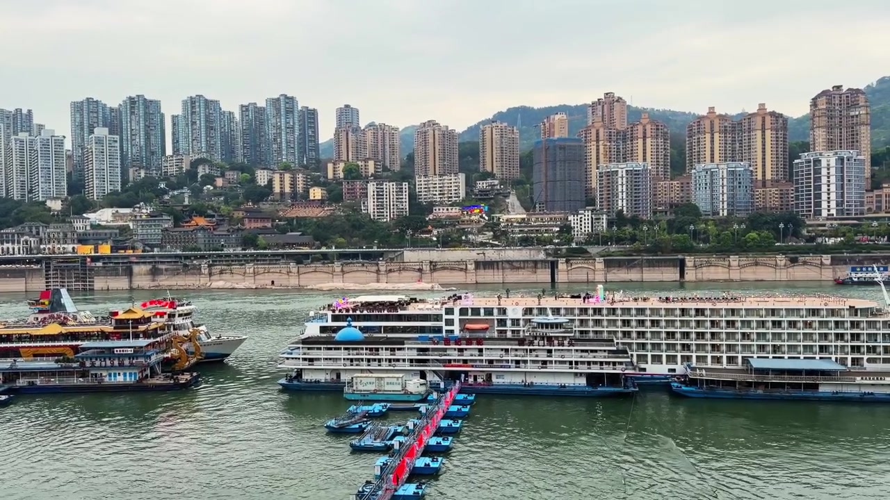Chaotianmen Dok voor Yangtzerivier cruises in het stadsgezicht van Chongqing, China. Luchtpanoramische opname