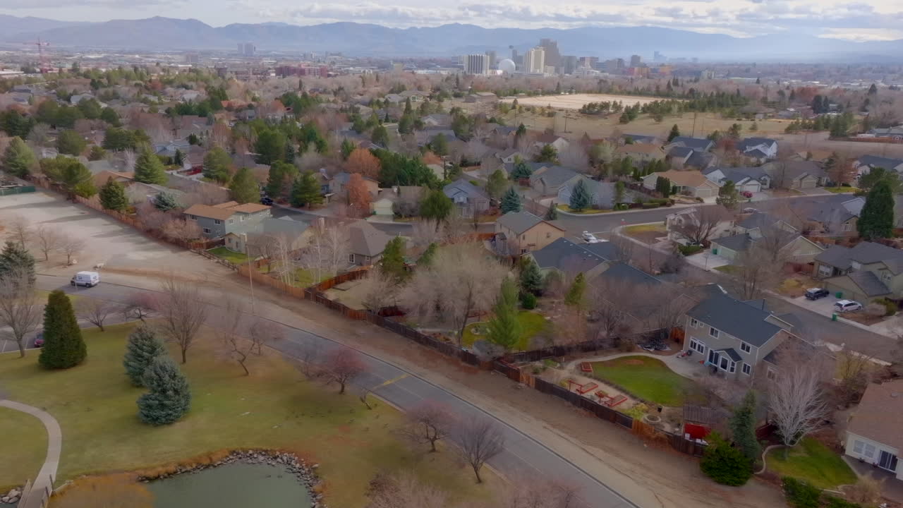 雷諾的街區與城市天際線和地平線上的山脈的空中圖像