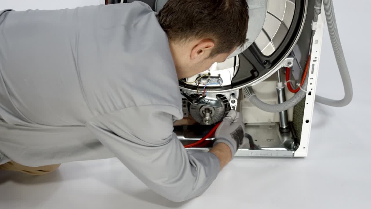 特殊工具でネジを外す男性