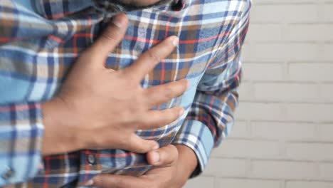 hombre con dolor en el pecho