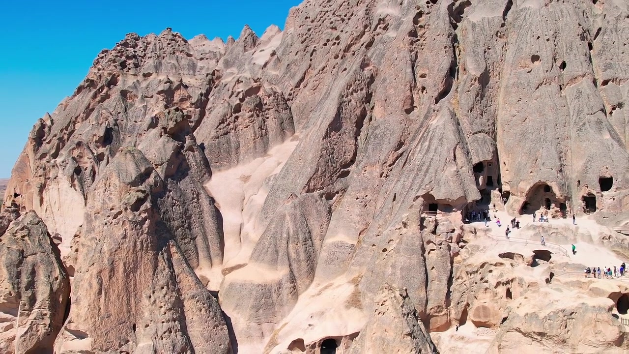 Mongolfiere fluttuano sopra le formazioni rocciose della Cappadocia durante il giorno