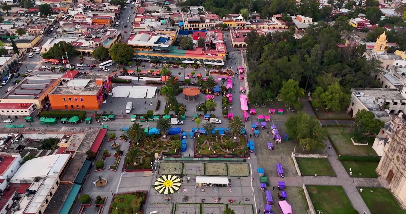 Tomada aérea do centro da cidade mágica de Tepotzotlán durante os preparativos para o festival do Dia dos Mortos em Tepotzotlán, México
