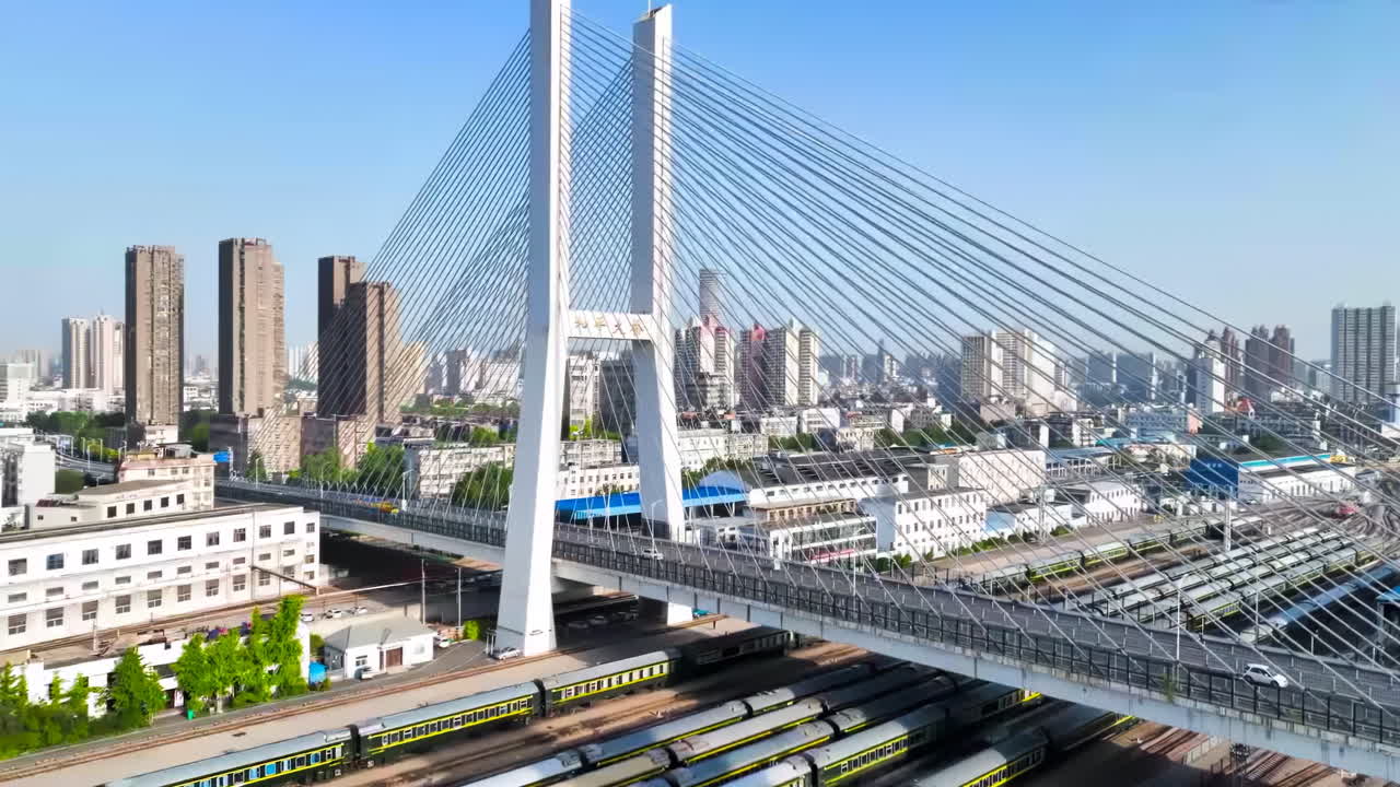 실시간 비디오 주거 지역 건물 아침 태양이 밀집된 스카이 라인에 빛나는 초고층 건물 랜드마크