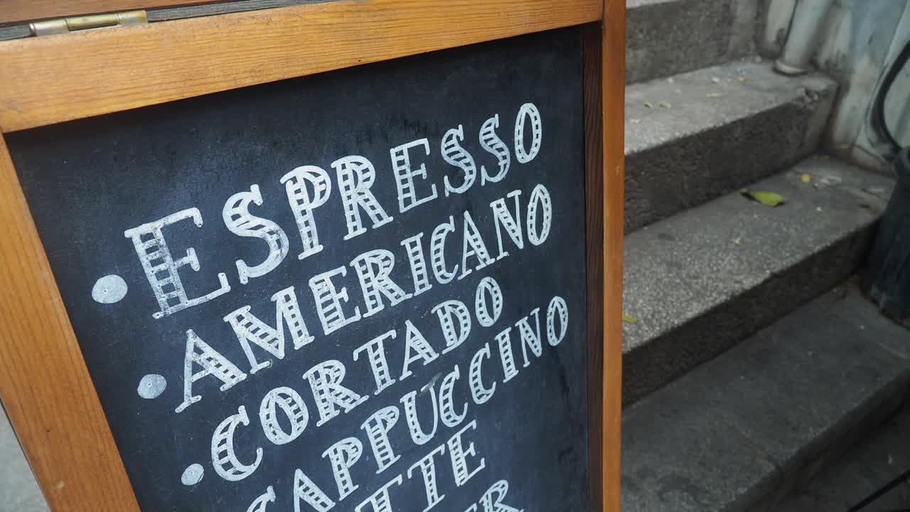 Kritmenytavla för kaffe utanför ett kafé