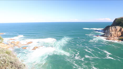 Ein-Wunderschöner-Sommertag-Mit-Blick-Auf-Die-Knysna-Heads-Von-Einem-Aussichtspunkt-Auf-Den-Indischen-Ozean,-Coney-Glen-Und-Die-Mündung