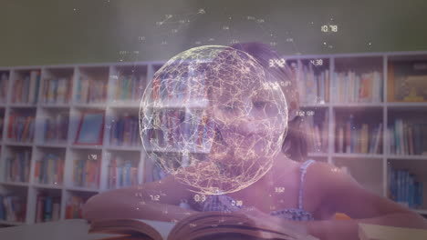 animación de un globo digital con números girando sobre una niña caucásica leyendo un libro en la biblioteca
