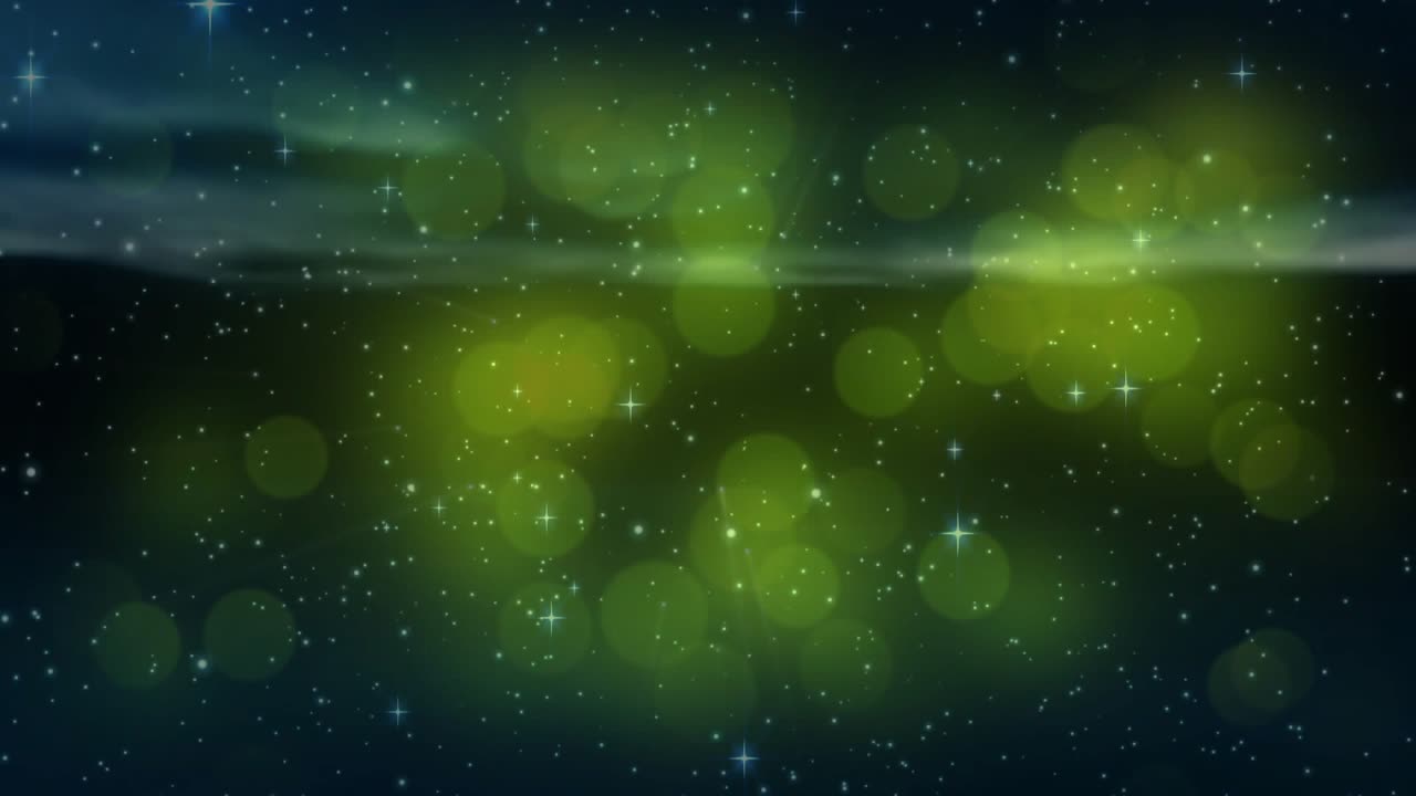 escena de inicio con orbes verdes que se desplazan hacia la izquierda, banda de auroras emergente que forma un horizonte cósmico