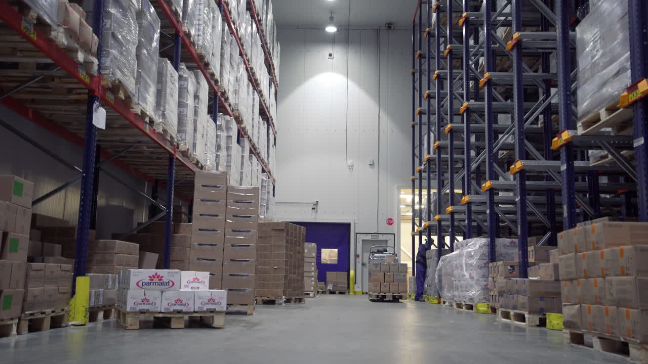 almacén de alimentos con trabajadores