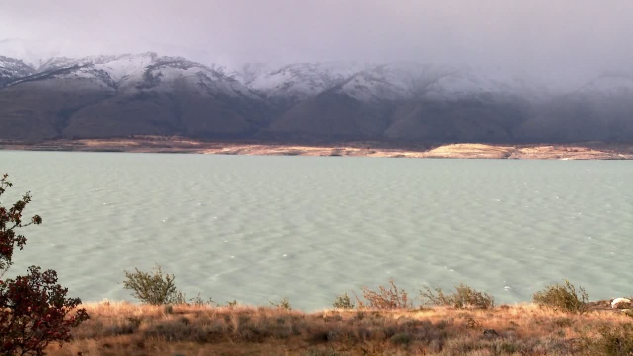 안개 낀 산 아래로 흐르는 빙하 강