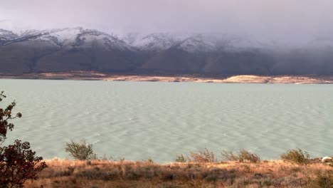 un río glacial fluye debajo de montañas neblinosas