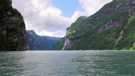 Fiordo-De-Geiranger,-Cascada-Siete-Hermanas.-Hermosa-Naturaleza-Paisaje-Natural-De-Noruega.