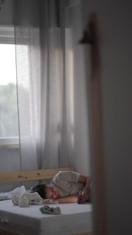 mujer durmiendo en la cama