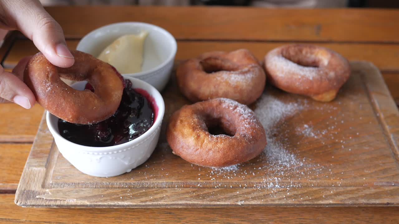 rosquillas con mermelada y mantequilla