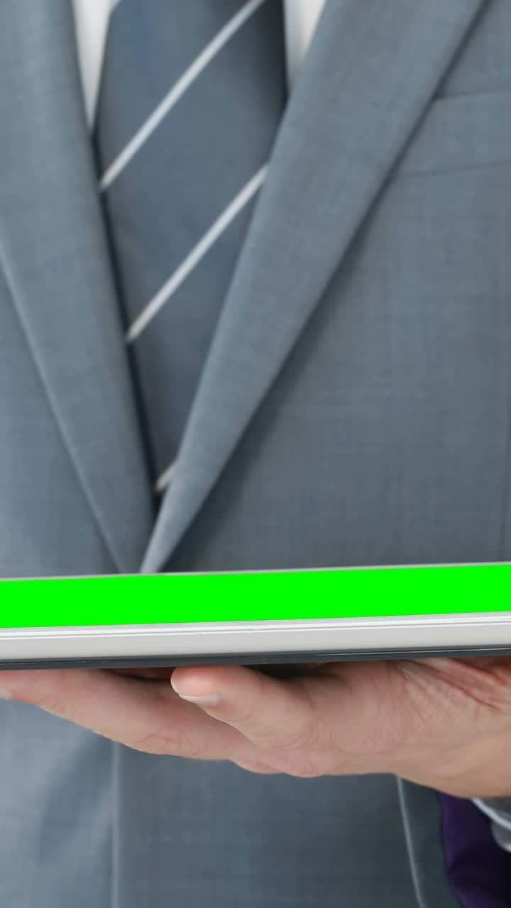Busto di un uomo d'affari che usa un tablet