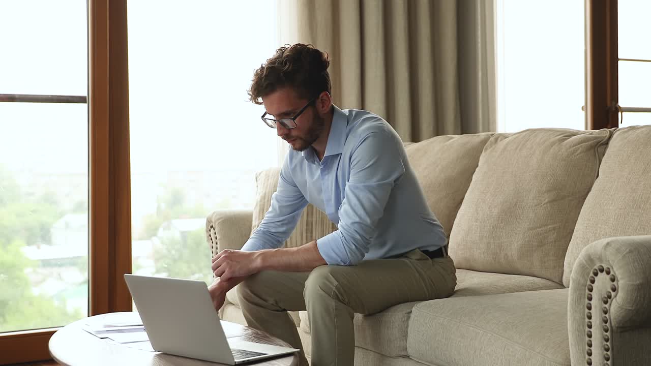 empresario millennial enfocado paga impuestos en línea usando una computadora portátil en casa
