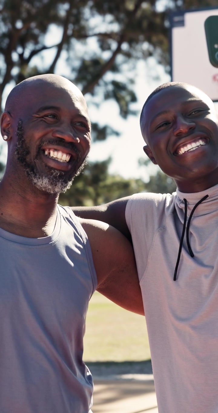 Due uomini che si fanno un selfie insieme su un campo da basket all'aperto