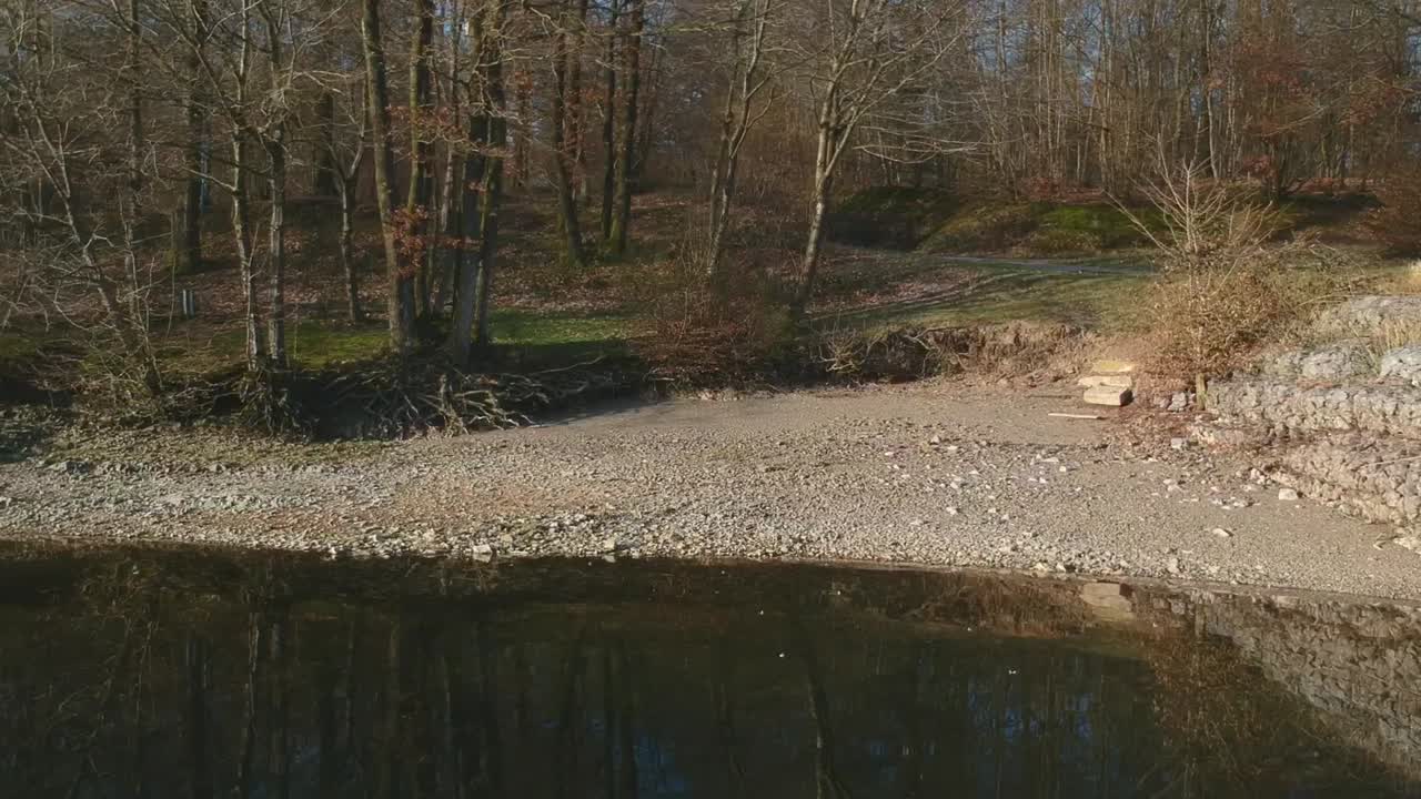 호수 기슭을 따라 팬