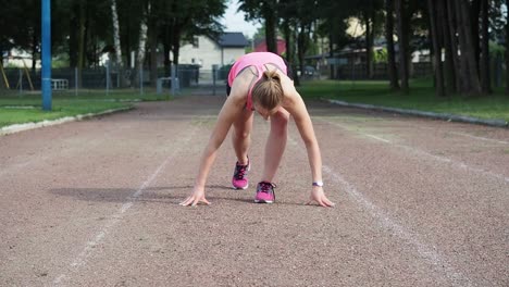 una mujer que corre en el estadio