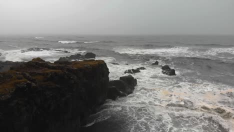 imágenes aéreas sobre una playa negra en djupavogshreppur, islandia-5