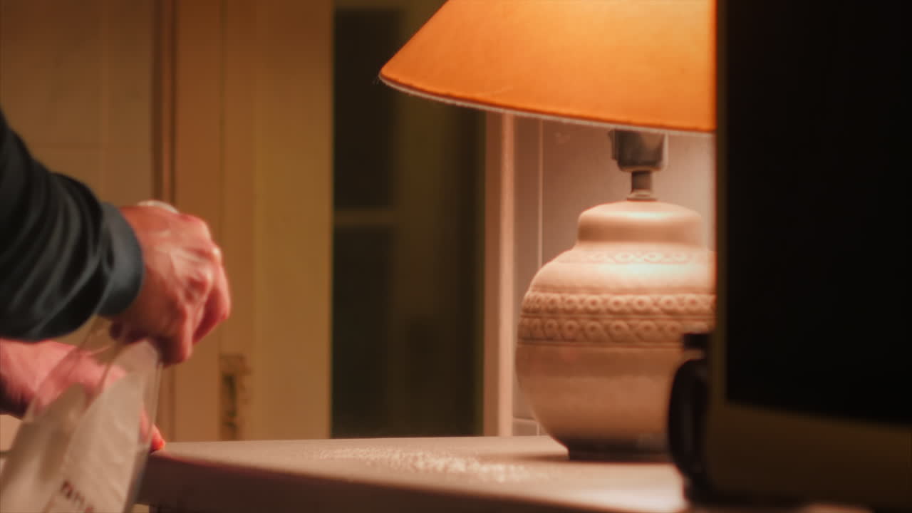 limpiador en aerosol en la superficie de la mesita de noche para desinfectar y limpiar, primer plano