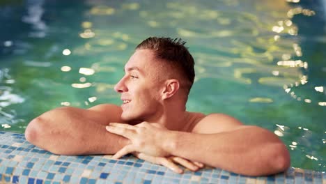 guapo deportista en la piscina