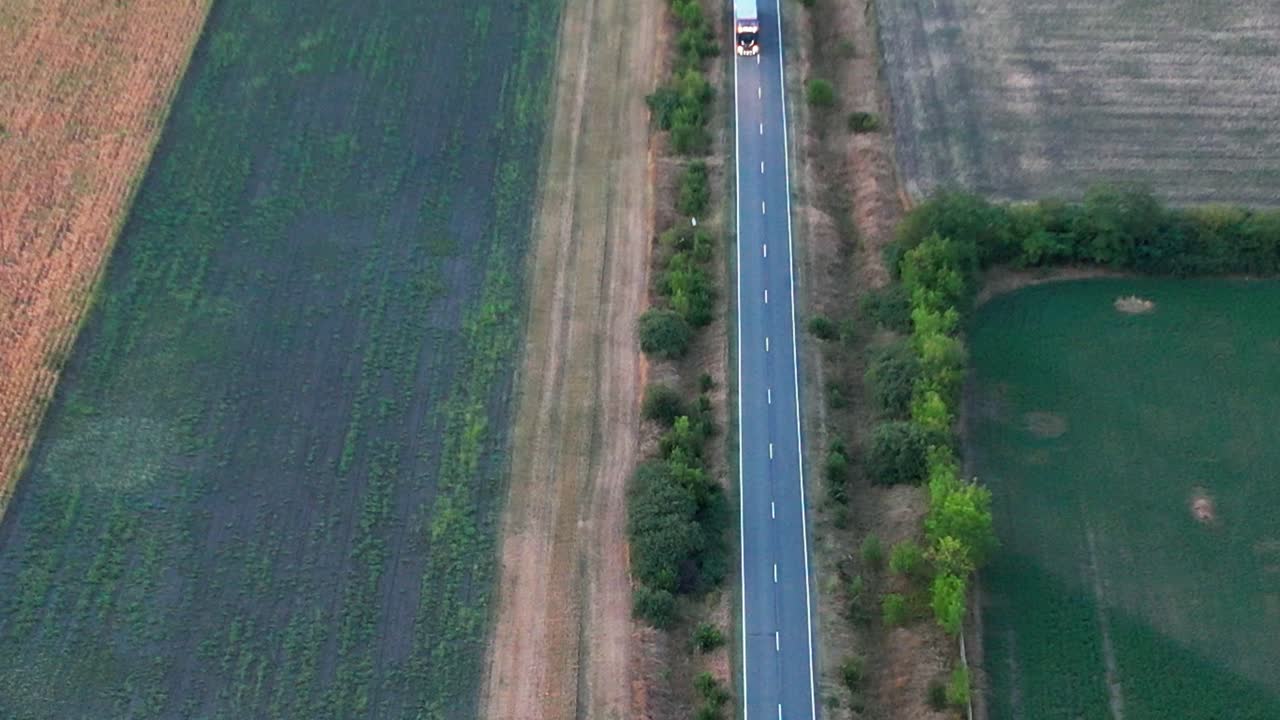 긴 도로를 운전하는 트럭과 자동차의 팬 다운