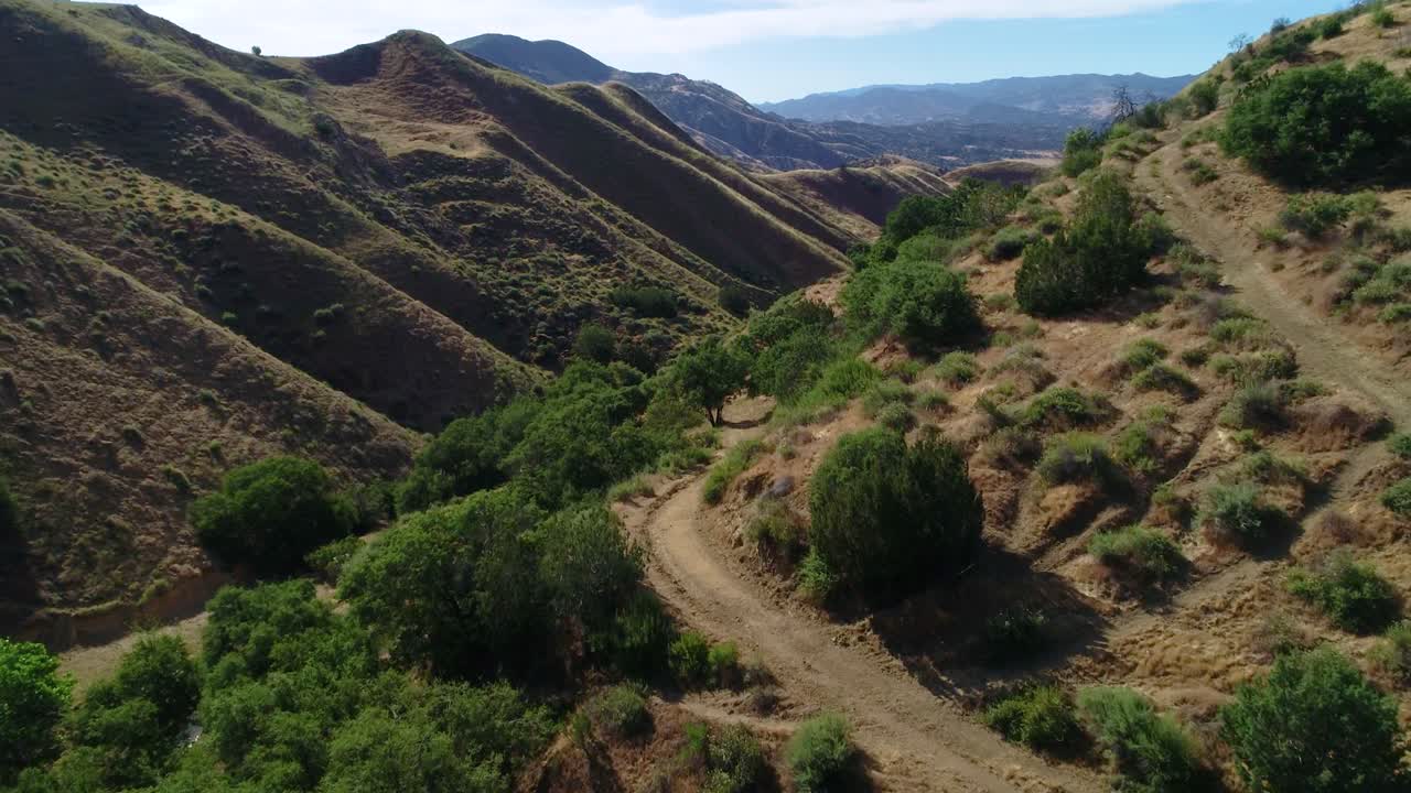 drone scatto di ranch terra di caccia con strade di terra che volano attraverso il canyon