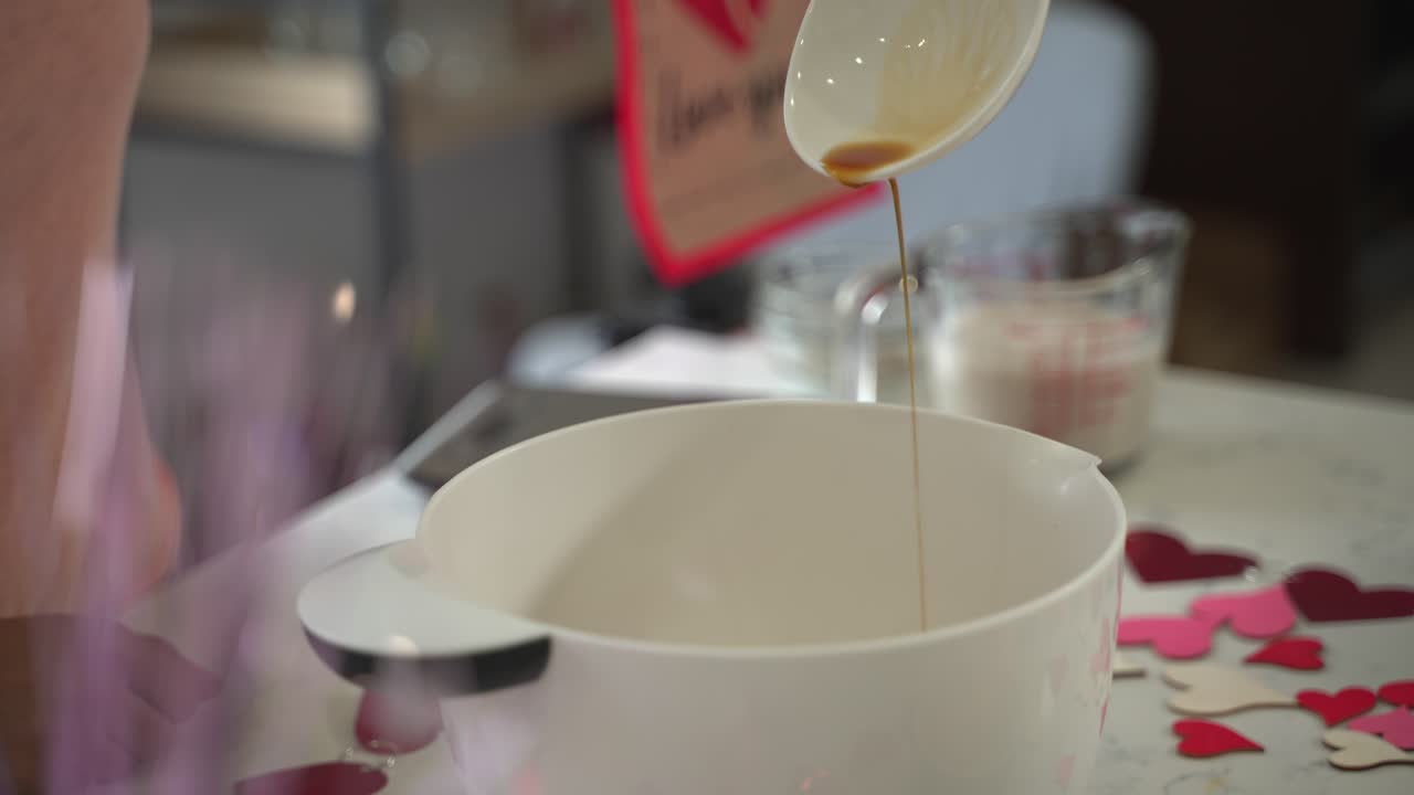 바닐라 추출물의 작은 그을 밀가루와 반죽의  그에 넣고 특별한 발렌타인 데이 케이크를 만들고 채식주의 초콜릿 케이크 달없는 식물 기반 유제품 무료