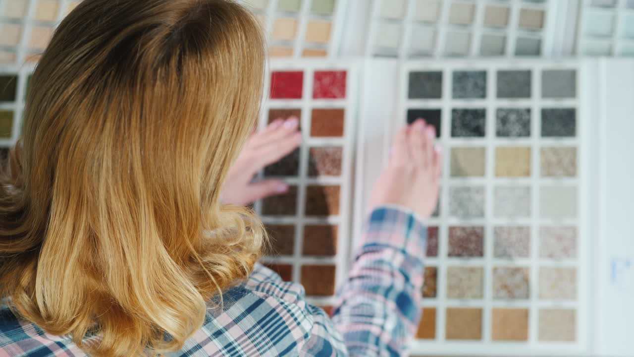 el diseñador elige el material para terminar la casa por muestras del catálogo