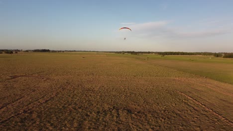 Vista-Trasera-Del-Despegue-Del-Parapente-Motorizado-Sobre-El-Campo,-Argentina