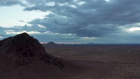 nuvens de tempestade sobre montanhas rochosas e planícies áridas, deserto de mojave, califórnia