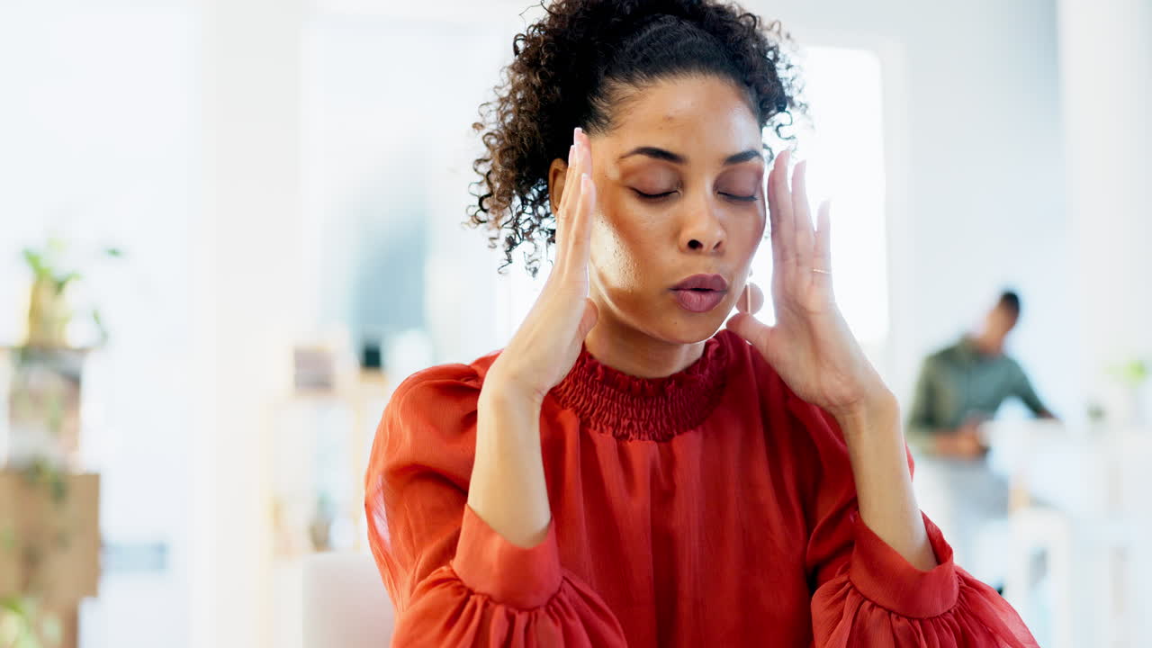 frustrada, estresada y mujer de negocios en la oficina