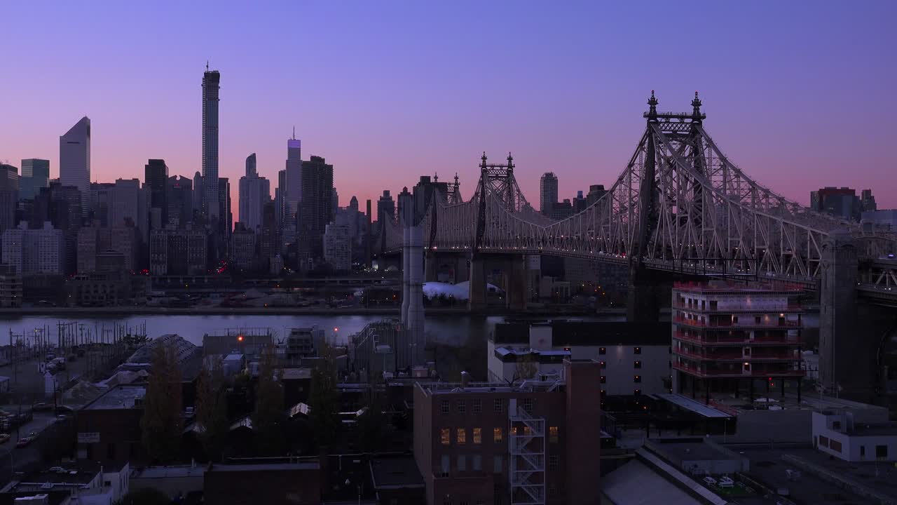 Scatto serale dello skyline di New York City e del Queensboro Bridge