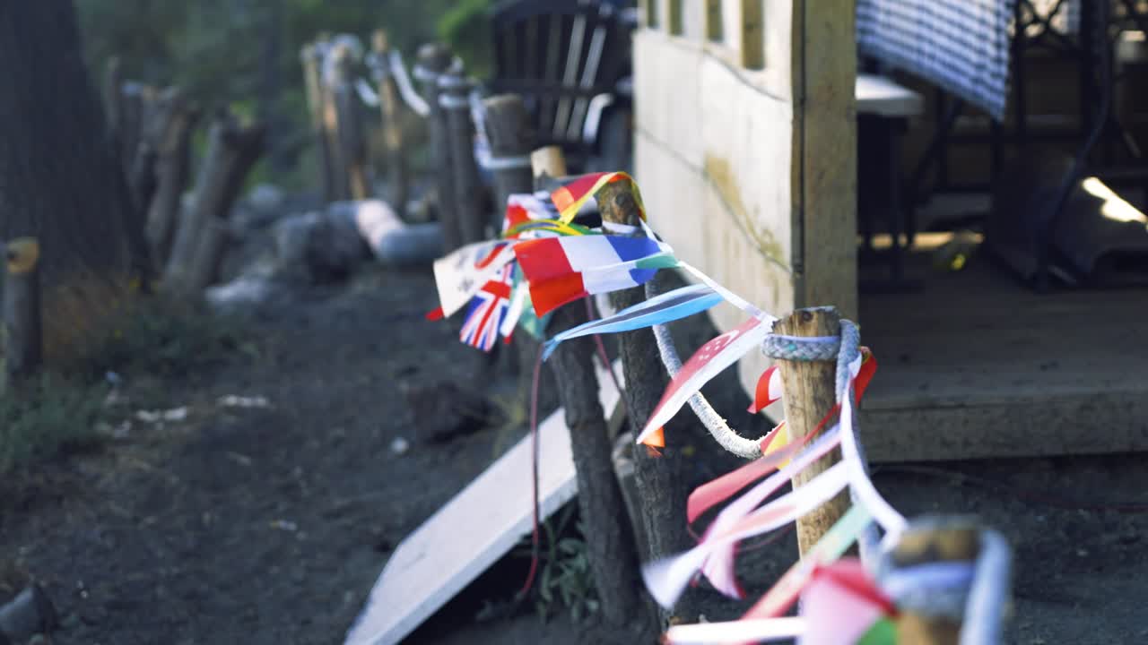 과테말라의 아카테난고 화산 꼭대기에 있는 기지 캠프에서 여러 나라의 발이 바람에 흔들리고 있다.