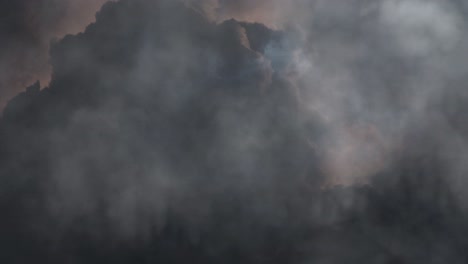la descarga de relámpagos en el cielo oscuro