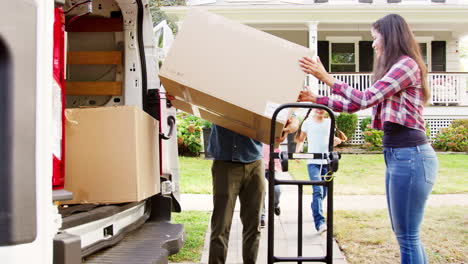 Niños-Ayudando-A-Descargar-Cajas-De-La-Camioneta-En-El-Día-De-La-Mudanza-Familiar