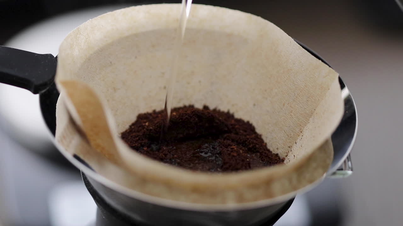 분쇄 후 스페셜티 커피 2단계 준비